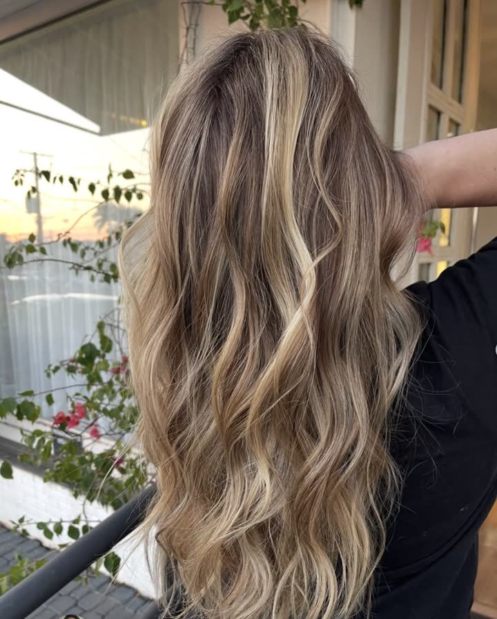 Loiro com mechas e ondas