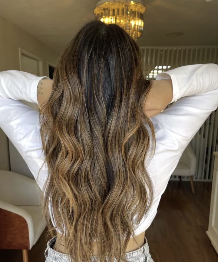 Morena iluminada com ondas